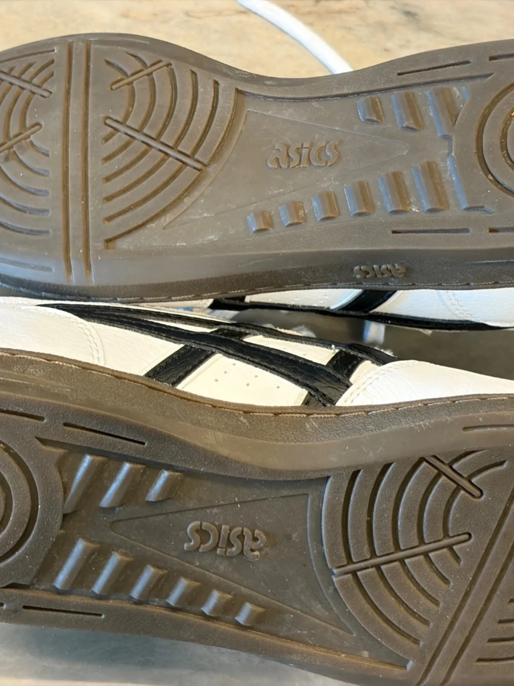 ASICS Skyhand sneaker